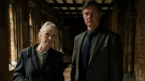 Jennifer Hale (LINDSAY DUNCAN);Ian St.Clair (DAVID MORRISSEY)