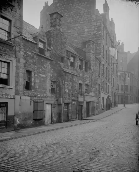 HES/Scottish Colorfoto Candlemaker Row