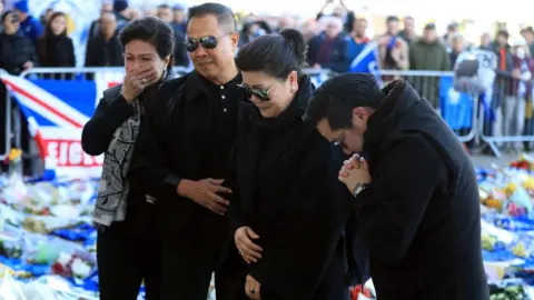 PA Aiyawatt Srivaddhanaprabha (far right), mother Aimon (second right), Somyot Poompanmoung, president of the Thai FA, and Potjaman Poompanmoung, the president's wife (far left)