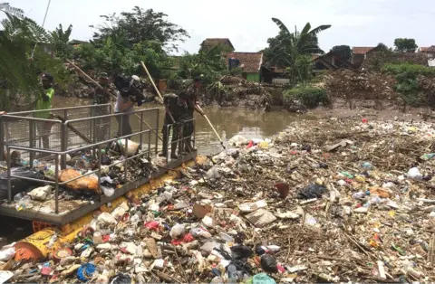 David Shukman Plastic mass in Indonesian waterway