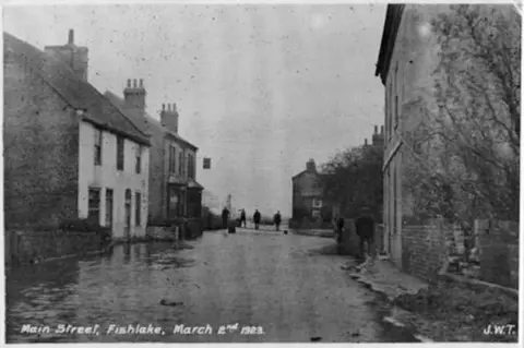 Fishlake History Society Fishlake during the floods of 1923, with a plank bridge providing access to the pub
