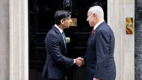 EPA-EFE Rishi Sunak greets Benjamin Netanyahu (24/03/23)