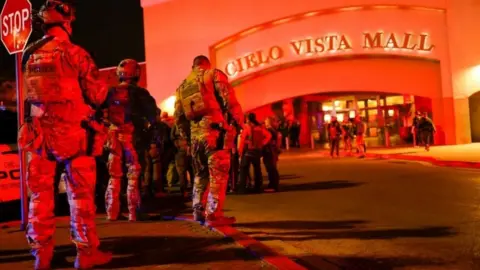 US police outside the Cielo Vista Mall in El Paso, Texas. Photo: 15 February 2023