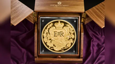 The Royal Mint The Queen's Platinum Jubilee 15kg gold coin