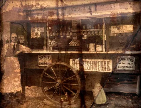 Jane Tothill / Museum of London Coffee stall in 1920