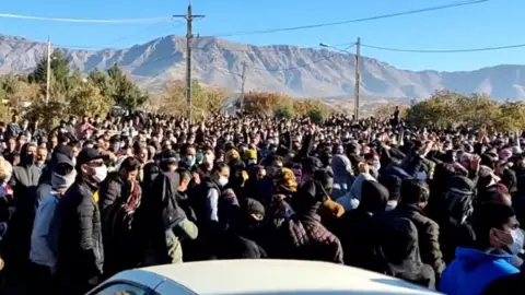 Hengaw Mourners chant anti-government slogans at the funerals of two protesters in Javanroud, Bahaadin Vaisi and Irfan Kakai (21 November 2022)