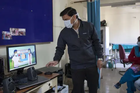 Mansi Thapliyal A doctors conducting training for vaccinators and health workers in Uttarakhand