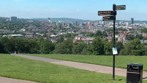 Geograph/Neil Theasby Signpost in Meersbrook Park