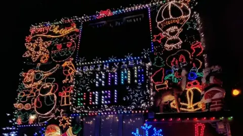 Wayne Skinner Christmas lights on North View Street