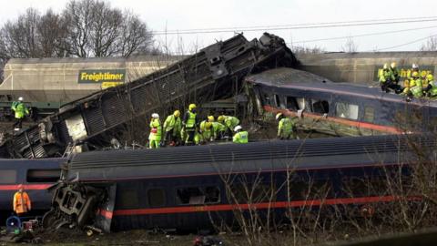 Selby Rail Crash: Disaster Remembered 20 Years On - BBC News