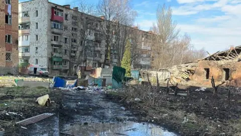 @AndriyYermak/Twitter Ruined apartment blocks in Kostyantynivka