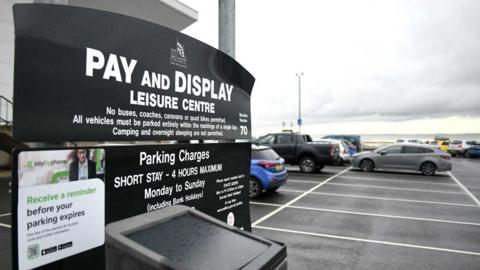 Cleethorpes: Controlled parking zones introduced for residents - BBC News