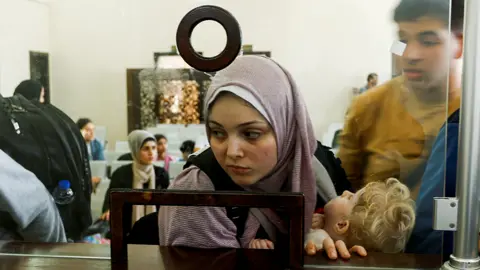 Reuters Woman and child at border on the other side of glass screen, Rafah, 3 November