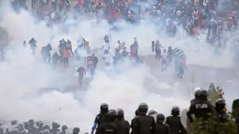 Reuters Demonstrators clash with riot police and soldiers during a protest as Honduran President Juan Orlando Hernandez is sworn in as new term in Tegucigalpa, Honduras, January 27, 2018.