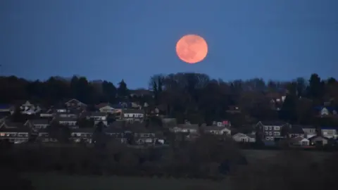 Ray S/Weather Watchers Full moon over Todwick