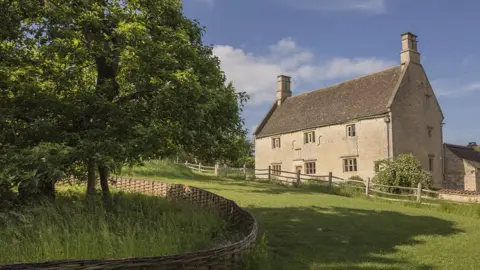 National Trust/James Dobson Newton's Apple Tree in the grounds of Woolsthorpe Manor, Lincolnshire