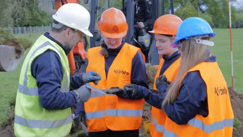 Jonny McNee  Jonny McNee with Foyle College students at dig site