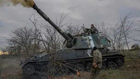 Getty Images Ukrainian tank fires towards Kherson