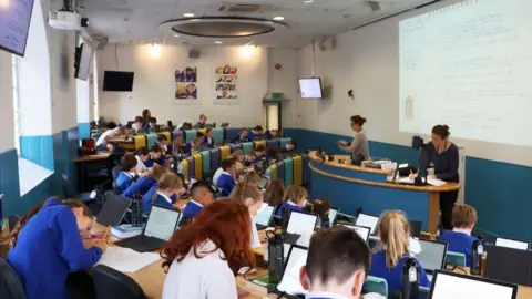 Broadclyst Primary School Super-size class