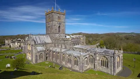 Loop Images St David's cathedral