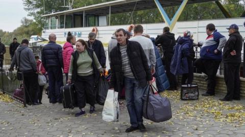 Russia Ends Civilian Pull-out Before Kherson Battle - BBC News