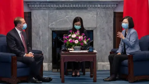 EPA US Health Secretary Alex Azar (L) meets Taiwanese Tsai Ing-wen (L)