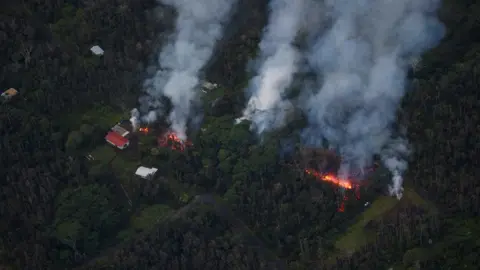 EPA The tenth fissure eruption occurs, threatening homes at the end of Pomaikai St near Pahoa, Hawaii, USA, 06 May 2018.