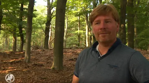 Hart van Nederland/YouTube Erik Koffeman of the Gelderland Wildlife Management Department, Netherlands, August 2019