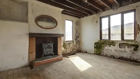 Fisher Hopper Estate Agents The living room of the house