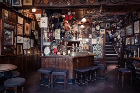 Tales from the bar - a tour of London's 'great pubs' - BBC News