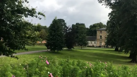 geograph/graham hogg Hillsborough Park