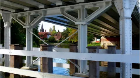Paul Carrera Whitchurch as seen through the white bridge over the Thames to Pangbourne