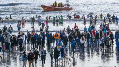 Loony Dookers Brave Icy Forth For New Year's Day Plunge