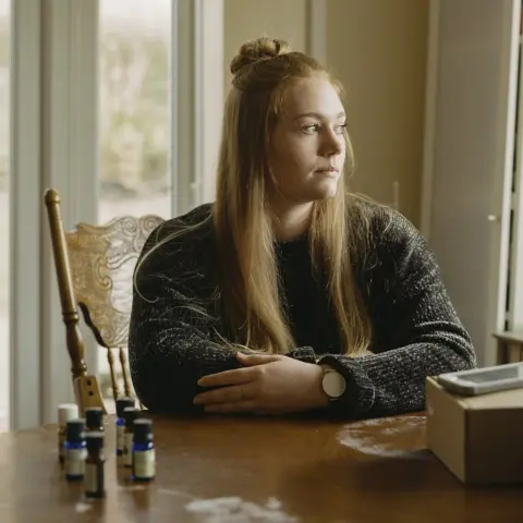 Alice Zoo Hannah Murray