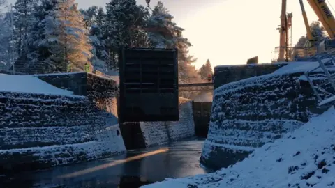 Scottish Canals Removal of a lock gate at Kytra