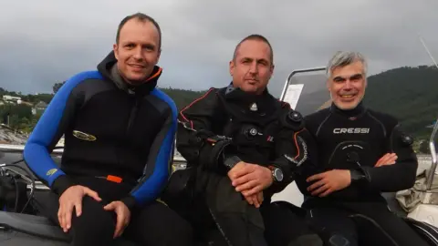 Courtesy: La Voz de Galicia Divers Eduardo Losada, de Mergullo Viveiro and Yago Abilleira