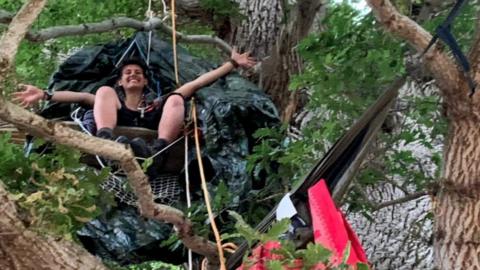 Somerset woman stages naked protest at overgrown hedge - BBC News