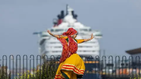 Art Asia Asian dancer in Southampton