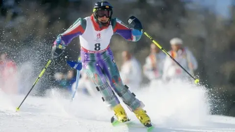 Getty Images La Sra. Fernández esquía cuesta abajo durante el slalom femenino en los Juegos Olímpicos de Invierno de 1992 en Albertville, Francia.