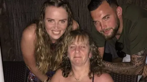 Family handout Tracy, centre