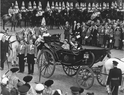 Getty Images 29th June 1953: Queen Elizabeth II and the Duke of Edinburgh in the Royal Carriage waiting to receive the keys during the Ceremony of the Keys at Edinburgh Castle. (Photo by Keystone/Getty Images)