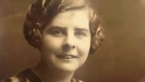 Hansons Auctioneers Dorothy Grant