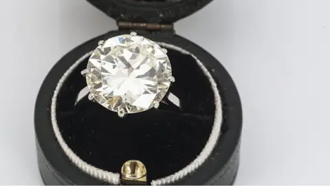 Special Auction Services Diamond ring