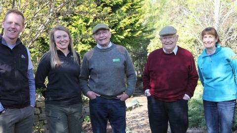 Beechgrove Garden presenter Jim McColl retires after 40 years - BBC News