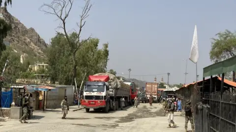 Pakistani and Taliban soldiers face each other across the border