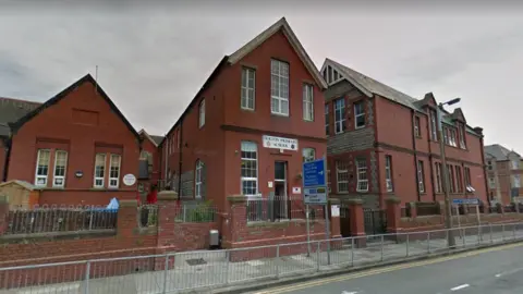 Google Maps Holton Primary School