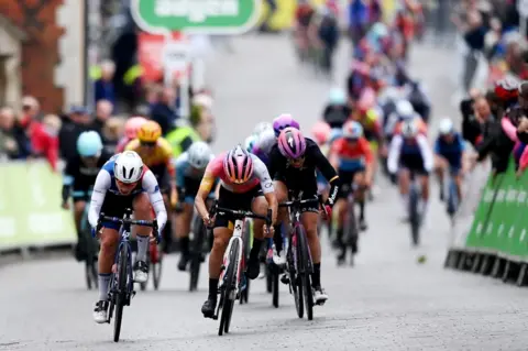 Justin Setterfield/getty Women's Tour 2022 final sprint in Bury St Edmunds