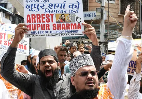 Getty Images Protesters in Mumbai demand the arrest of BJP spokesperson Nupur Sharma for her blasphemous comments on Prophet Muhammad