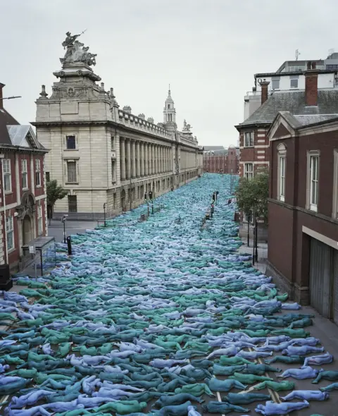 Ferens Art Gallery/Spencer Tunick Sea of Hull