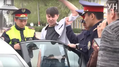 Uralskaya Nedelya/YouTube Kazakh video-blogger Aslan Sagutdinov protests in the city of Oral